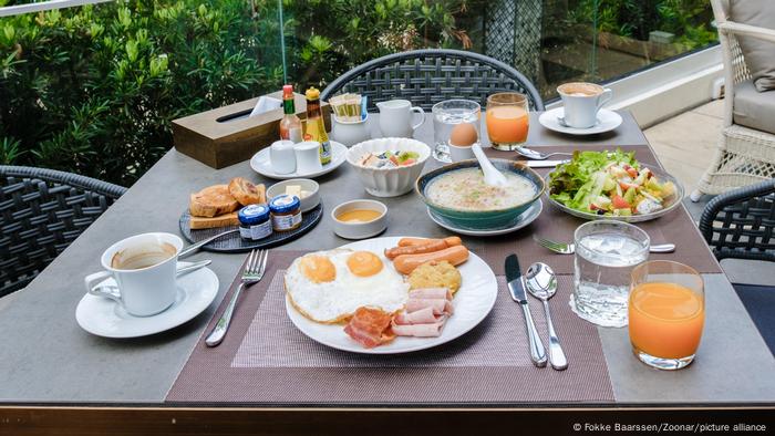 Frühstückstisch in einem Hotel