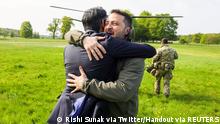 15.05.2023 *** Britain's Prime Minister Rishi Sunak hugs Ukraine's President Volodymyr Zelenskiy in Aylesbury, Britain, May 15, 2023. Rishi Sunak via Twitter/Handout via REUTERS THIS IMAGE HAS BEEN SUPPLIED BY A THIRD PARTY NO RESALES. NO ARCHIVES MANDATORY CREDIT 