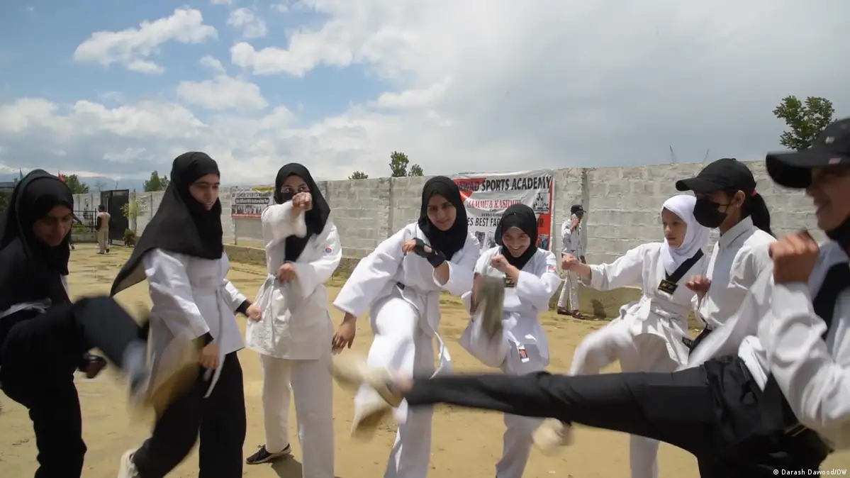 1199px x 674px - Kashmiri girl teaches classmates self-defense â€“ DW â€“ 05/15/2023