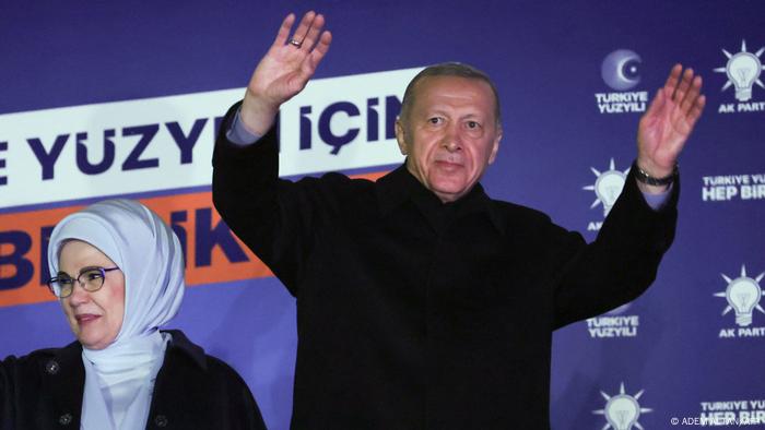 Erdogan mit seiner Frau Emine auf dem Balkon. Am Wahlabend zeigte er sich zuversichtlich. Hinter dem Paar AKP-Plakat.