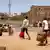 Sudaneses huyen con maletas de Jartum.