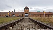 Die Bahngleise und das Eingangstor des Konzentrationslagers Auschwitz-Birkenau, aufgenommen am Montag (05.12.2011) im polnischen Oswiecim. Eine Delegation des Landes Niedersachsen und von VW besuchten die Gedenkstätte des ehemaligen Konzentrationslagers Auschwitz-Birkenau anlässlich des 25-jährigen Jubiläums der Jugendbegegnungsstätte Auschwitz. Photo: Volkswagen / Friso Gentsch dpa/lni (handout) ++ +++ dpa-Bildfunk +++