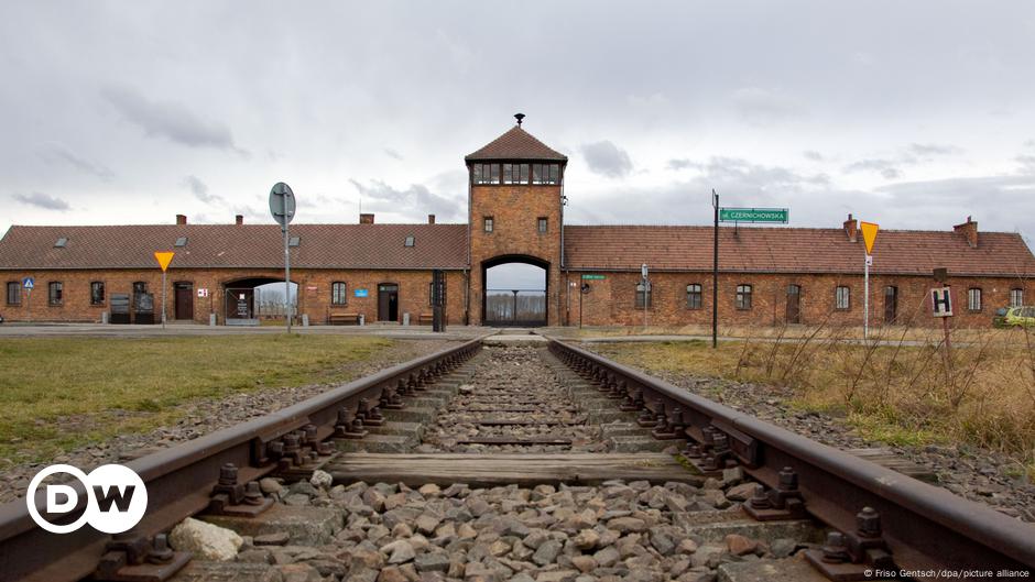 Partai berkuasa Polandia berkampanye dengan Auschwitz – DW – 1 Juni 2023