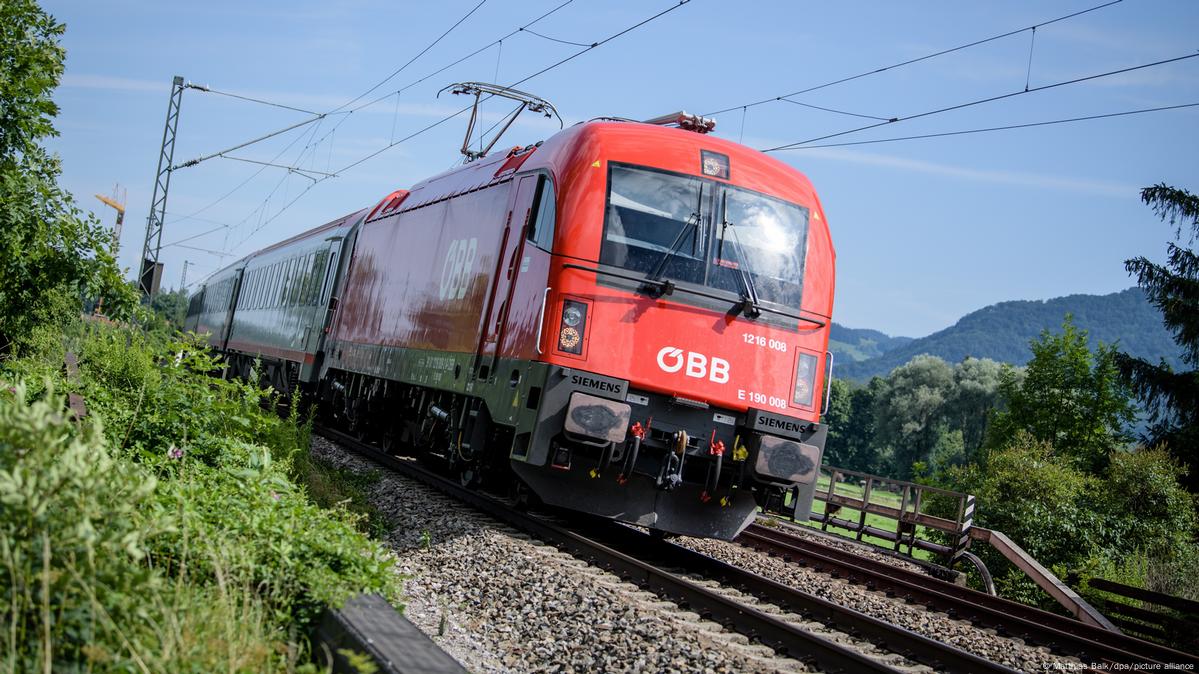 Austrian rail accuses 2 of playing Hitler speech on train DW 05/15/2023