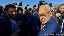 ARCHIV 21/02/2023 (FILES) In this file photo taken on February 21, 2023, the head of Tunisia's Islamist movement Ennahdha Rached Ghannouchi arrives to a police station in Tunis. A Tunisian court on May 15, 2023 sentenced Rached Ghannouchi, one of the main opponents of Tunisian President Kais Saied, to one year in prison on terrorism-related charges, local media reported. (Photo by FETHI BELAID / AFP)