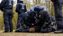 30.03.2023****Polizisten der Bundespolizei nehmen während einer Übung einen Fußballfan fest. Laut dem niedersächsischen Justizministerium gibt es in den vergangenen Jahren mehr Strafverfahren gegen Polizistinnen und Polizisten. (zu dpa: «Deutlich mehr Strafverfahren wegen Polizeigewalt und Amtsmissbrauchs») +++ dpa-Bildfunk +++