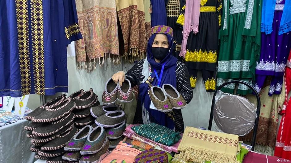 پر زده کړو بندیز؛ نجونو لاسي صنایعو ته مخه کړې