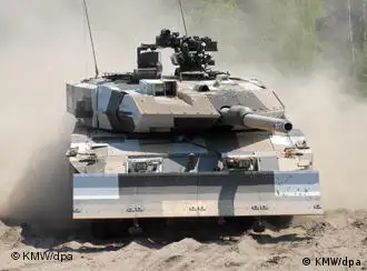 Kampfpanzer vom Typ Leopard 2 der Fahrt auf einem Testgelände (undatierte Aufnahme). Die Bundesregierung hat einem «Spiegel»-Bericht zufolge erstmals die Lieferung schwerer Kampfpanzer nach Saudi- Arabien genehmigt. Der Bundessicherheitsrat habe vor wenigen Tagen den Weg für den Export von modernen «Leopard II»-Panzern in das autoritär geführte Land frei gemacht, berichtet das Magazin. Die Saudis hätten Interesse an mehr als 200 Exemplaren. Der deutschen Rüstungsindustrie winkt damit ein Milliardengeschäft. Foto: KMW dpa (ACHTUNG: Veröffentlichung nur mit Angabe der Quelle Krauss-Maffei Wegmann) (zu dpa 0862 «Spiegel»: Deutscher Panzer-Export nach Saudi-Arabien genehmigt am 03.07.2011)