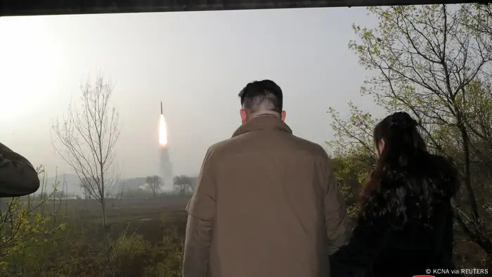 朝鮮官媒5月16日釋出影像，顯示朝鮮領導人金正恩父女在觀賞「火星18」固態燃料彈道導彈試射。