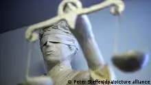 ARCHIV - 25.01.2011, Niedersachsen, Hannover: Die Statue Justitia ist im Amtsgericht Hannover zu sehen. (zu dpa «Politik ohne Respekt vor der Justiz? Fall Sami A. löst Debatte aus» vom 16.08.2018) Foto: Peter Steffen/dpa +++ dpa-Bildfunk +++