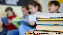 10/12/2019 Stuttgart Kinder lesen in einer Grundschule. Jeder vierte Viertklässler in Deutschland kann einer Studie zufolge nicht richtig lesen. Das geht aus der am Dienstag in Berlin vorgestellten internationalen Grundschul-Lese-Untersuchung (Iglu) hervor. (zu dpa: «Jeder vierte Viertklässler kann nicht richtig lesen») +++ dpa-Bildfunk +++