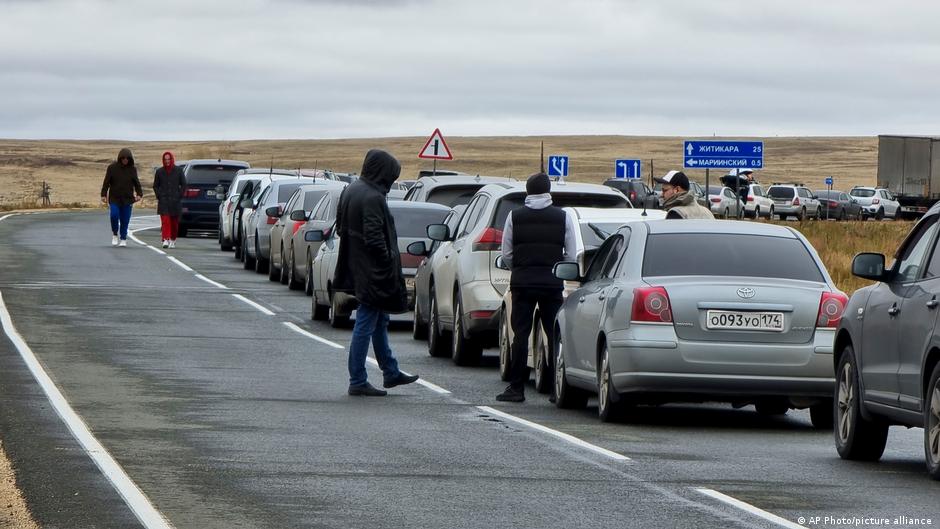 Казахстан установил на границе полицейские посты против контрабанды бензина