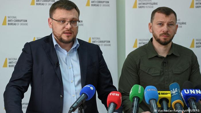 Semen Krywonos und Oleksandr Klymenko bei ihrer Pressekonferenz in Kiew am 16. Mai