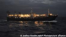 Barco pesquero chino vuelca en océano Índico y hay 39 desaparecidos