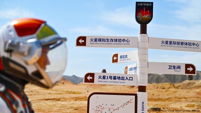 Un hombre con una imitación de traje espacial experimenta caminar en el espacio en el campamento Mars Base 1, ubicado en el desierto de Gobi, en Jinchang, provincia de Gansu, China. La base permite a los visitantes sumergirse en una experiencia simulada de Marte.