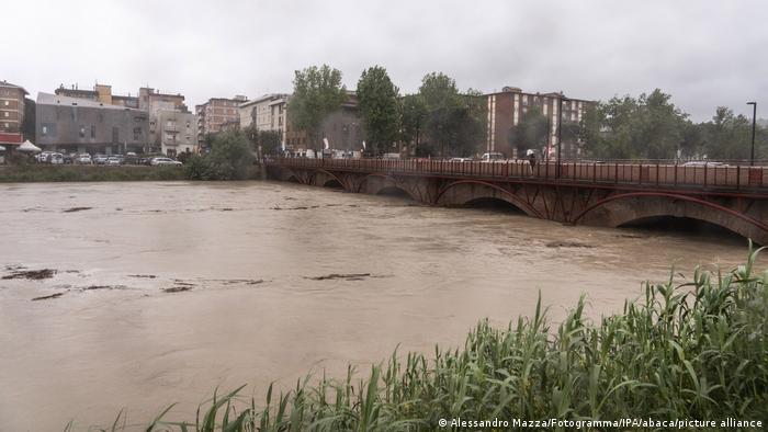 Река Савио в Чезене, Италия, имеет гораздо больше воды, чем обычно.