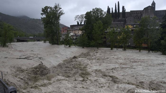 Mal tiempo en Emilia Romaña: el río Bidente inunda sus alrededores.