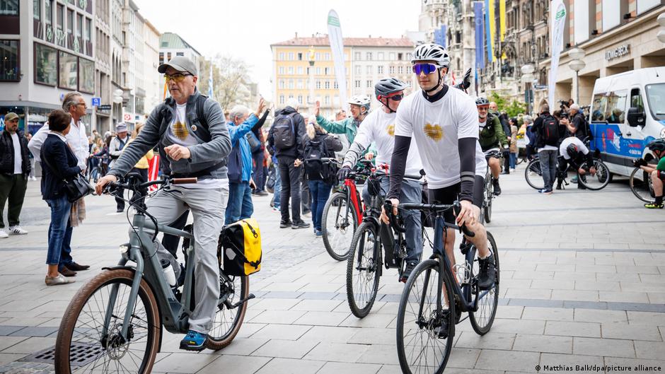 Abuse victims meet pope after Munich to Rome bike trek – DW – 05/17/2023 - Vimarsana News