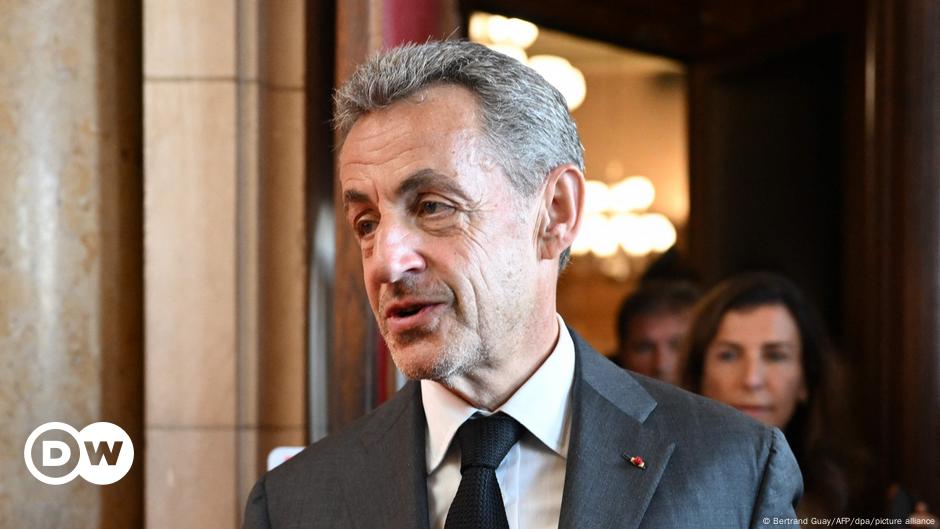 Mantan Presiden Prancis Sarkozy Disebut Pakai Gelang Kaki – DW – 17 Mei 2023