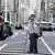 Tokyo'da bir caddede, karşıdan karşıya geçen yaşlı bir kadın