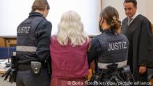 17.5.2023 Zum Prozessauftakt wird ein mutmaßliches Mitglied der Terrorgruppe „Vereinte Patrioten“ in den Verhandlungssaal gebracht. Den vier Männern im Alter zwischen 44 und 56 Jahren und einer 75-jährigen Frau (im Bild) wird vorgeworfen, eine inländische terroristische Vereinigung gegründet zu haben oder darin Mitglied gewesen zu sein. +++ dpa-Bildfunk +++