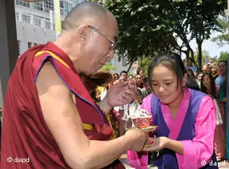 The Dalai Lama is greeted upon his arrival in Washington, Tuesday, July 5, 2011. (Foto:Susan Walsh/AP/dapd)