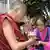 The Dalai Lama is greeted upon his arrival in Washington, Tuesday, July 5, 2011. (Foto:Susan Walsh/AP/dapd)
