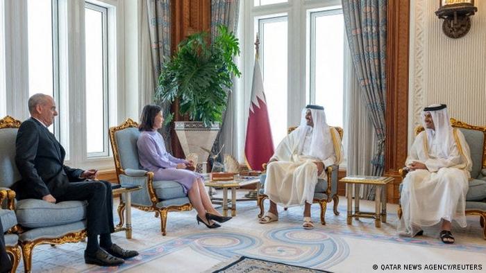 Außenministerin Annalena Baerbock wurde in Doha auch von Katars Emir, Tamim bin Hamad Al Thani (2. von rechts), empfangen