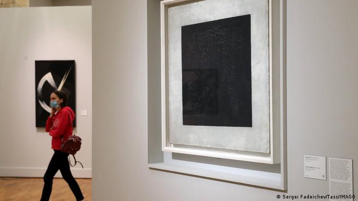 Das Bild Schwarzes Quadrat von Kasimir Malewitsch hängt an einer Wand in einem Museum in Moskau.