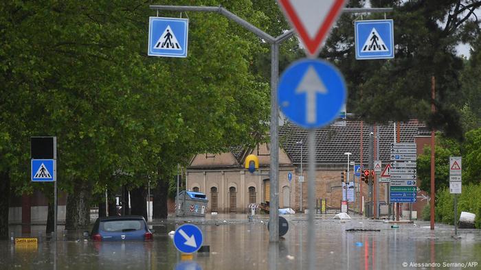 Los torrenciales aguaceros provocaron el desbordamiento de 14 ríos en el norte Italia entre martes y miércoles. Los torrenciales aguaceros provocaron el desbordamiento de 14 ríos en el norte Italia entre martes y miércoles.