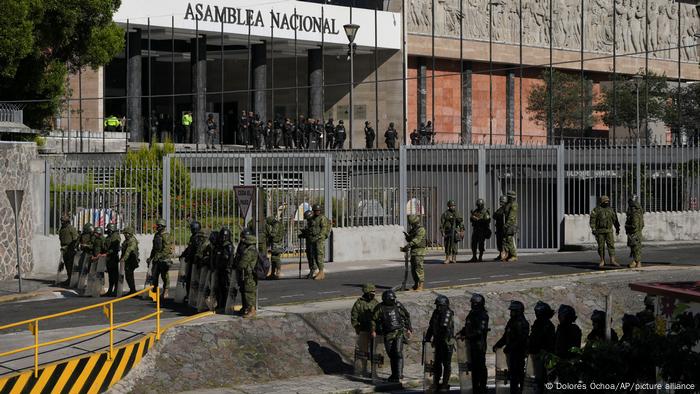 Fuerzas de seguridad rodean la Asamblea Nacional, en Quito.