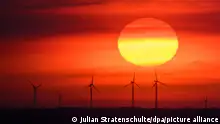 Die Sonne geht hinter Windrädern in der Region Hannover auf. (zu dpa «WMO: 1,5-Grad-Schwelle könnte bis 2026 erstmals überschritten werden») +++ dpa-Bildfunk +++
