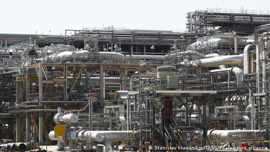 Saudi Arabia cuts oil output to boost prices