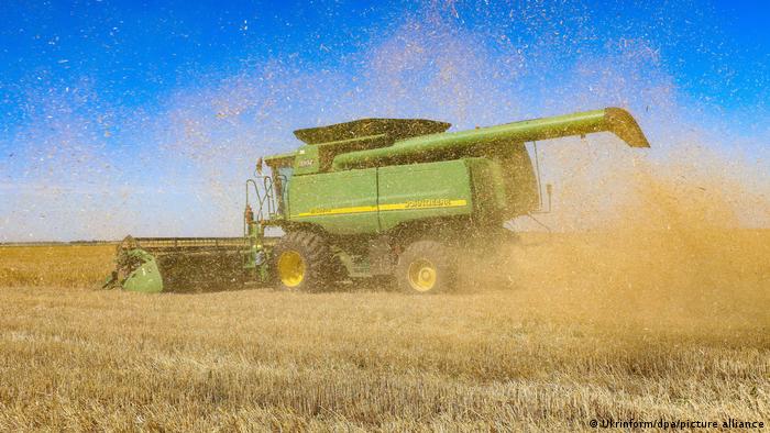 Ein Mähdrescher erntet Getreide auf einem Feld in der Region Odessa im Süden der Ukraine