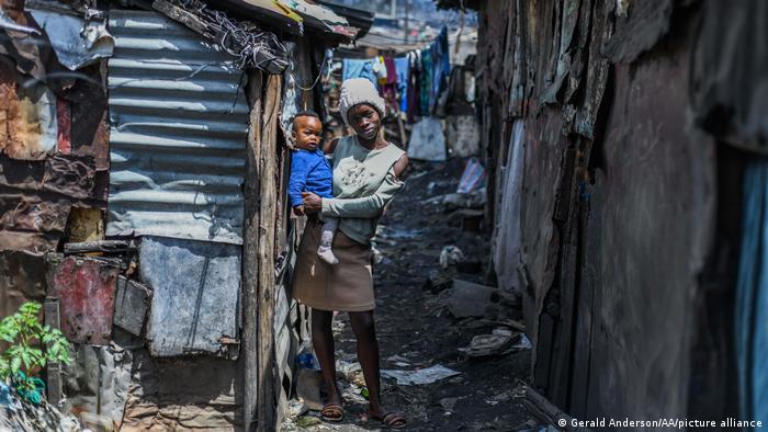 Eine junge Mutter mit ihrem Kind in einem Slum von Nairobi