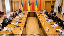17.05.2023 Dieses vom Pressebüro des ukrainischen Außenministeriums zur Verfügung gestellten Foto zeigt Dmytro Kuleba (Mitte l), Außenminister der Ukraine, und Li Hui (Mitte r), Sondergesandter von China, während eines Gesprächs. Chinas Sondergesandter Li Hui hat in der Ukraine Gespräche für eine Friedenslösung in Russlands Angriffskrieg geführt. +++ dpa-Bildfunk +++