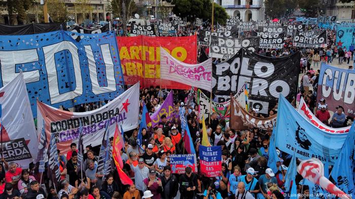 Foto de personas que protestan en Buenos Aires contra la pobreza y el desempleo.