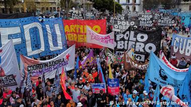 Miles protestan en Argentina contra reforma laboral de Milei