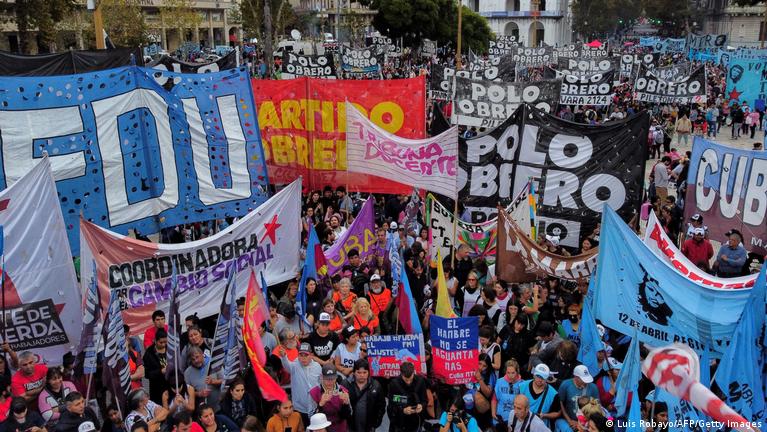 Miles protestan en Argentina contra reforma laboral de Milei