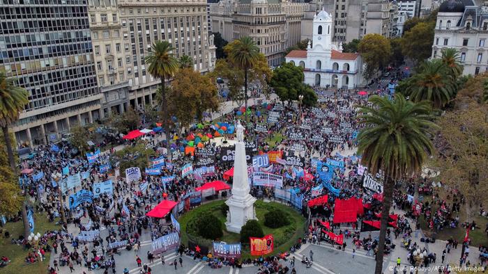 Foto de personas que protestan en Buenos Aires contra la pobreza y el desempleo.