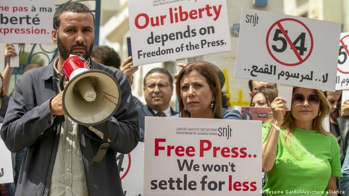 تجمّع العشرات من الصحافيين التونسيين الخميس في العاصمة التونسية للتنديد بـ قمع السلطات.