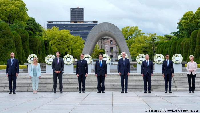 G7及欧盟领袖19日上午来到广岛和平纪念公园献花。
