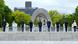 Pemimpin G7 menundukkan kepala setelah meletakkan karangan bunga saat mengunjungi Peace Memorial Park Pemimpin G7 menundukkan kepala setelah meletakkan karangan bunga saat mengunjungi Peace Memorial Park