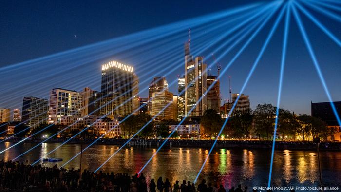 Un espectáculo de luces domina el cielo de Frankfurt como parte de las celebraciones del 175 aniversario de la primera Constitución alemana, alcanzada por el imperio alemán en la iglesia de San Pablo, en esta misma ciudad, donde se reunió por primera vez un Congreso para fundar un Estado alemán.