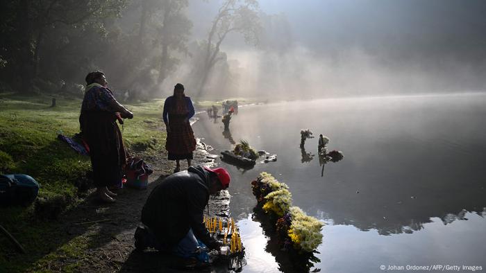 Un grupo de indígenas participan en la ceremonia de oración por la lluvia a orillas de la laguna Chicabal, formada en el cráter de un volcán extinto y considerada por los mayas como un lugar sagrado, en San Martín Sacatepéquez, Guatemala. La ceremonia se realiza para bendecir las cosechas.