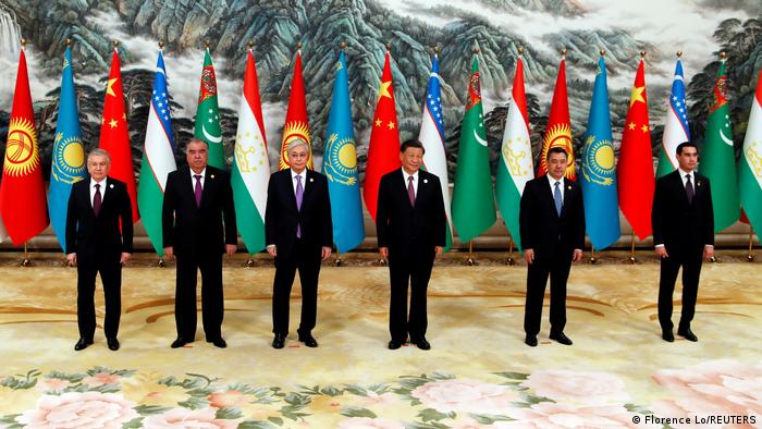 Gastgeber Xi Jinping (M.) mit den Präsidenten aus Usbekistan, Tadschikistan, Kasachstan, Kirgisistan und Turkmenistan