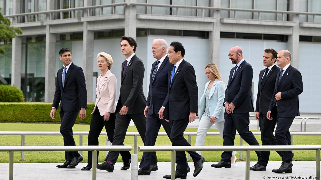Os chefes de Estado e de Governo dos países do G7 (EUA, Japão, Alemanha, Reino Unido, França, Itália e o Canadá) e da União Europeia são vistos caminhando em trajes formais no Memorial da Paz em Hiroshima.