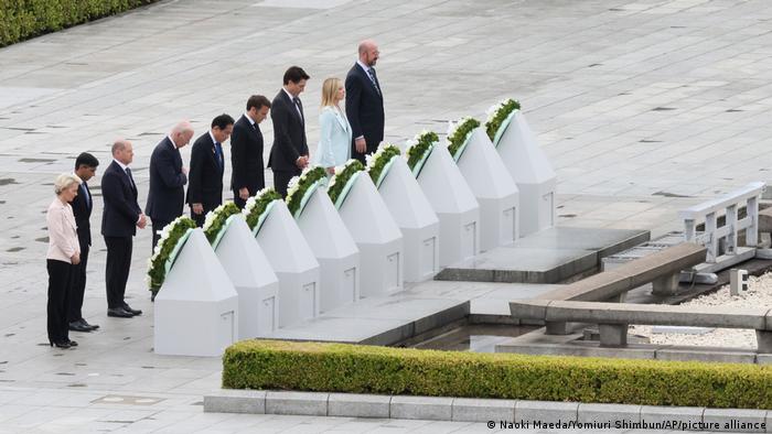 Los políticos hacen una ofrenda floral a las víctimas de la bomba atómica en Hiroshima.