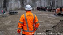 19/04/2023 München - Ein Arbeiter steht während einer Presseführung auf der Baustelle der zweiten S-Bahn-Stammstrecke in München. Beim „Tunnelportal West“ an der Donnersbergerbrücke werden in Zukunft die Gleise vom oberirdischen in den unterirdischen Bereich überwechseln.