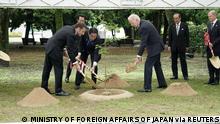 19.05.2023 U.S. President Joe Biden, Germany's Chancellor Olaf Scholz, France's President Emmanuel Macron and Japan's Prime Minister Fumio Kishida take part in a tree-planting ceremony with other G7 leaders at the Peace Memorial Park as a part of G7 leaders' summit in Hiroshima, western Japan May 19, 2023, in this handout photo released by Ministry of Foreign Affairs of Japan. Ministry of Foreign Affairs of Japan/HANDOUT via REUTERS ATTENTION EDITORS - THIS IMAGE WAS PROVIDED BY A THIRD PARTY. MANDATORY CREDIT.